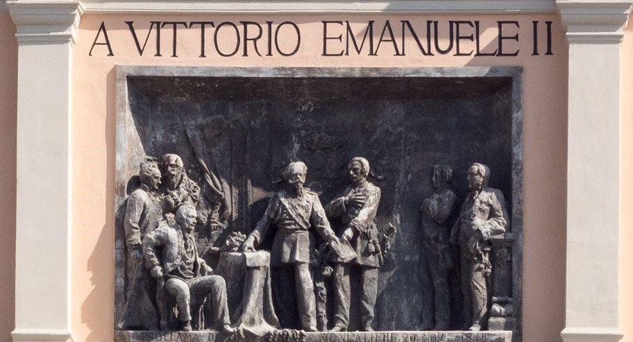 Altorilievo che ricorda il Proclama di Moncalieri, Piazza Navina, Moncalieri