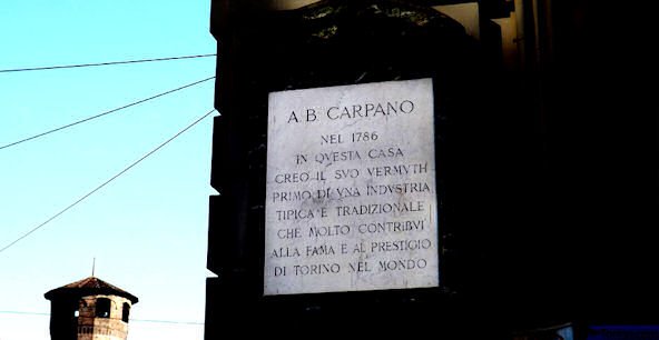 Targa in Piazza Castello a Torino che ricorda la nascita del Vermuth Carpano