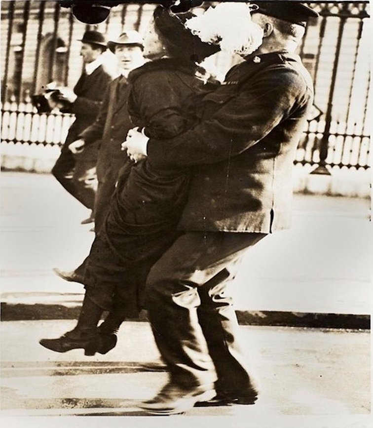 L’arresto di Emmeline Pankhurst