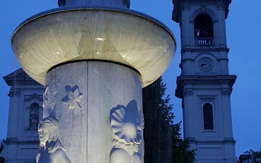 La fontana in piazza Martiri.jpg