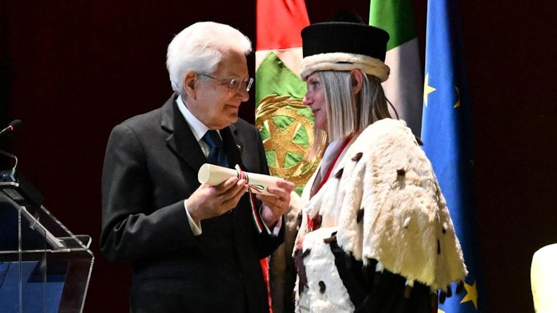 Il Presidente Sergio Mattarella riceve il diploma dalla rettrice
