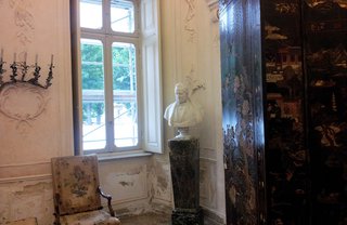 Salone Cacce con Busto di Camillo Cavour.jpg